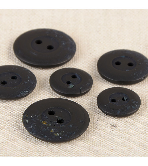 Round button 2 holes chips 15mm black