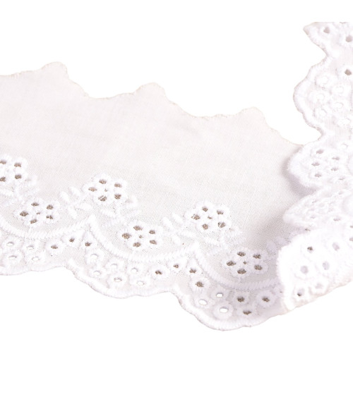 Bobbin 14.6m white scalloped flower embroidery 73mm