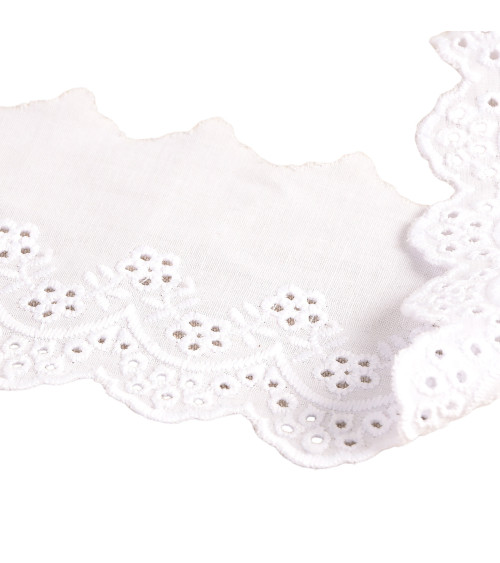 White scalloped flower embroidery 73mm per meter