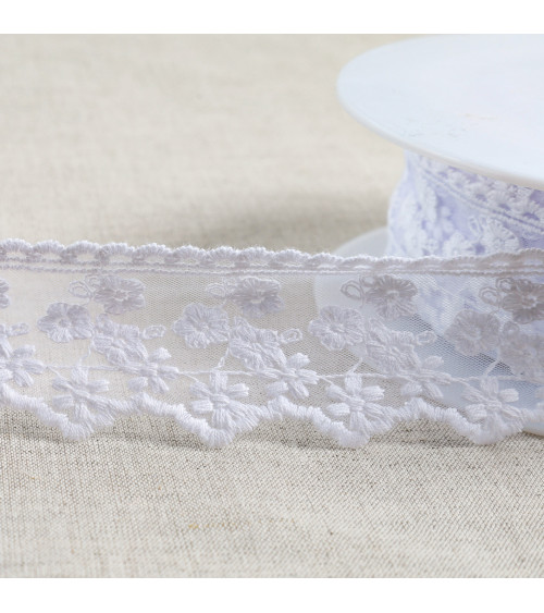 Embroidered tulle with small matt flowers 44mm white per meter